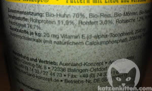 Inhaltsangaben auf hochwertigem Katzenfutter